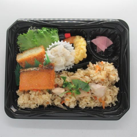 だし香る鶏と根菜の炊き込みご飯弁当